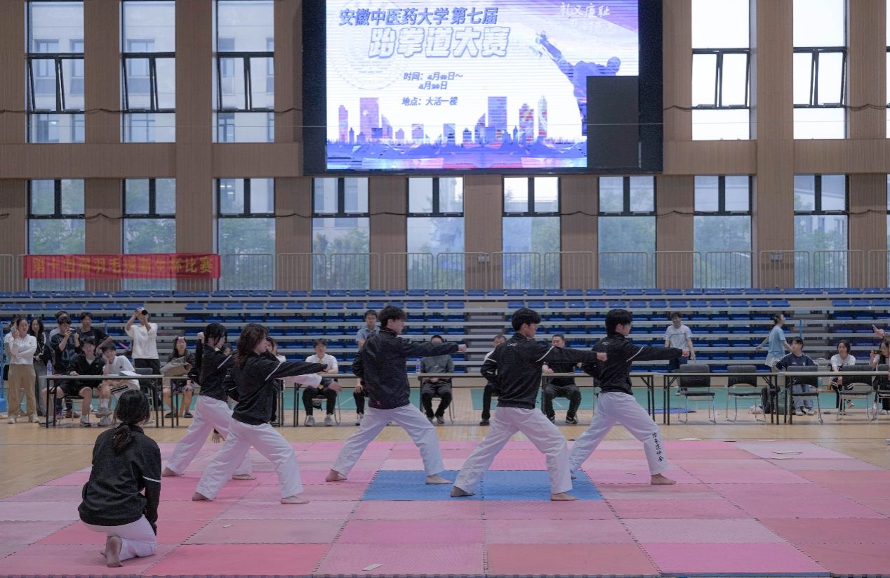 一群人站在建筑前面AI 生成的内容可能不正确。 一群人站在建筑前面AI 生成的内容可能不正确。